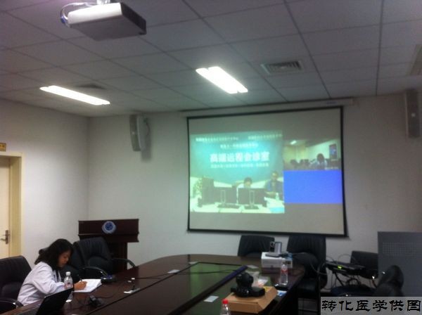 李冰主任医师正在进行远程视频会诊