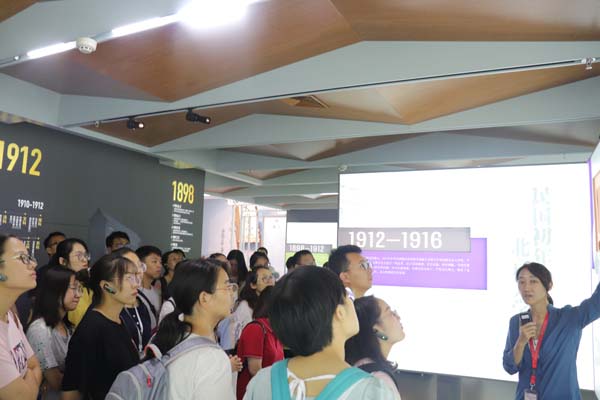 北京大学第六医院组织新生参观北京大学校史馆 (3).jpg