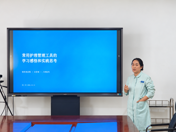 护理培训现场与整洁木桌_600px.png