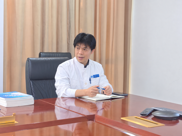 会议桌旁的端坐医生_600px.png